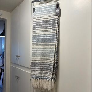 NWT Vince Camuto oversized throw blanket - as is
